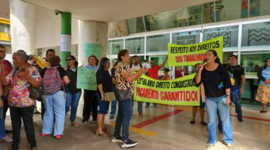 Servidores da Sa�de protestam em Cuiab� por pagamentos atrasados