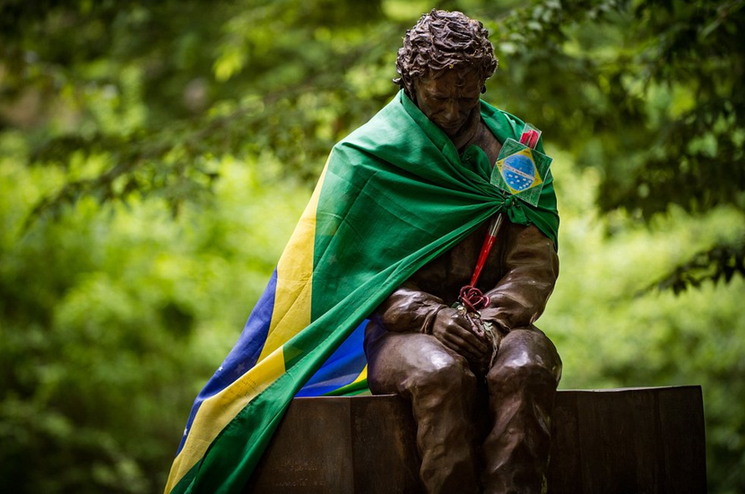 Memorial de Ayrton Senna � vandalizado em �mola, na It�lia