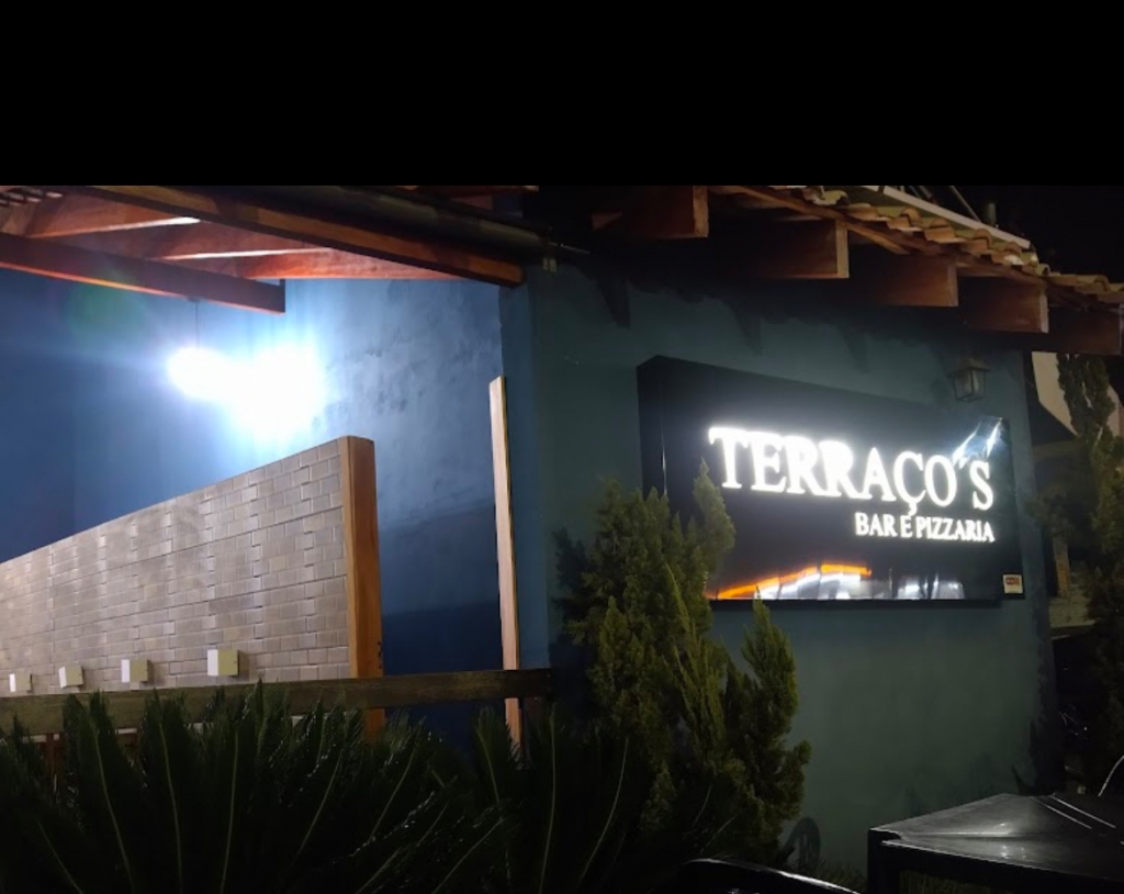 Mulher � presa por promover quebradeira e perturbar clientes em pizzaria em Jaciara