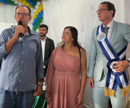 Prefeito de Juscimeira n�o entrega faixa ao sucessor, Alexandre Russi, e gera cr�ticas