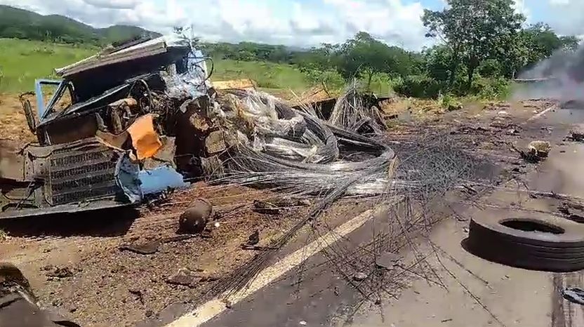 Acidente entre carretas deixa dois mortos na BR-070 em C�ceres