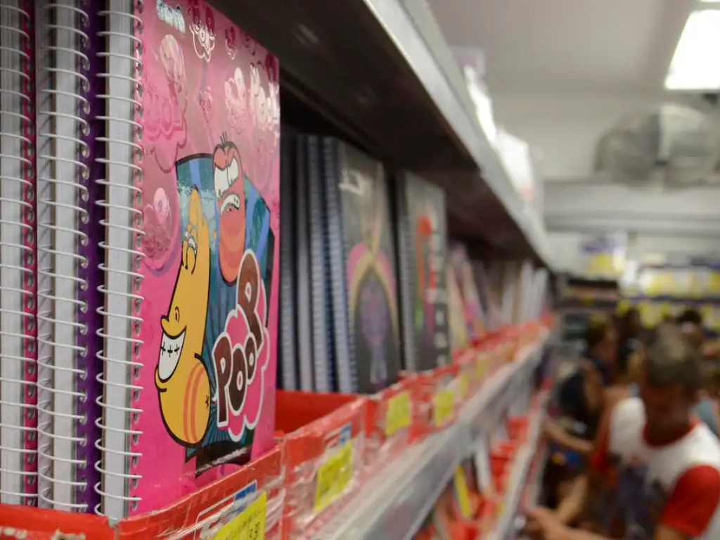 Gastos com material escolar impactam or�amento de 85% das fam�lias