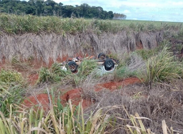 Mulher fica gravemente ferida em capotamento na MT-140 pr�ximo a Santa Rita do Trivelato