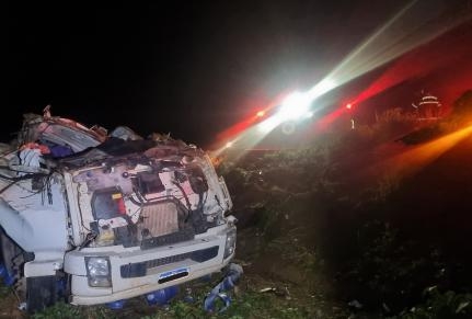 Bombeiros resgatam vtima presa s ferragens de veculo em MT