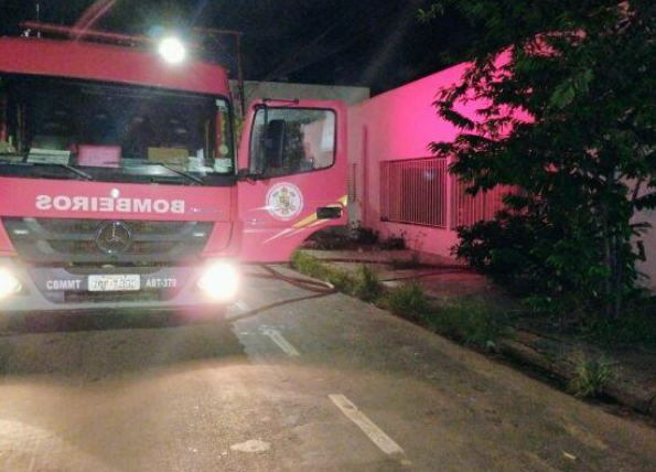 Hotel abandonado  destrudo por incndio de grandes propores em Tangar da Serra