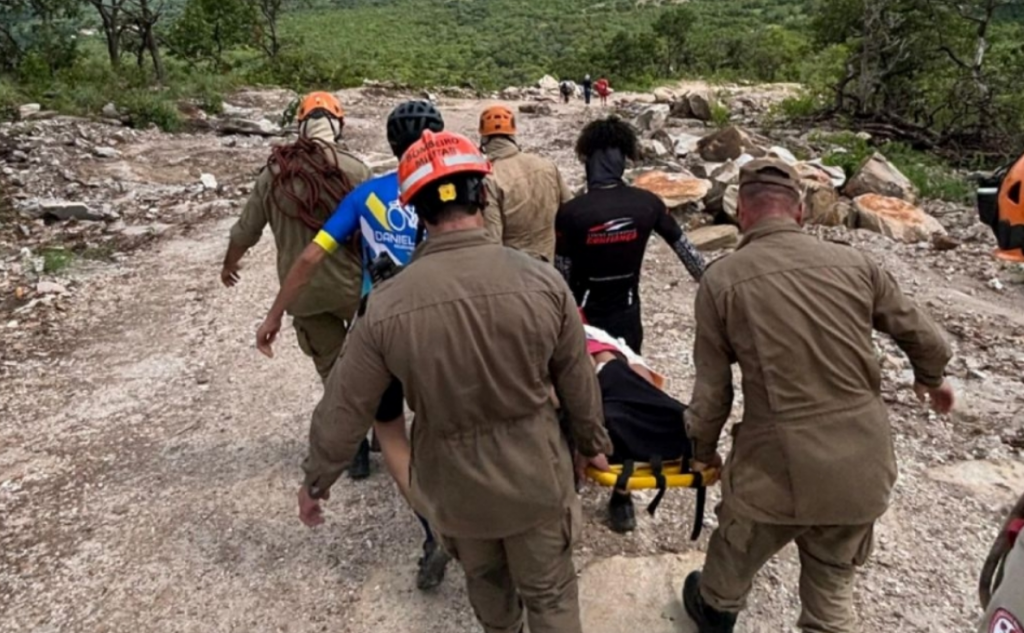 Mulher � resgatada pelos Bombeiros ap�s queda em trilha no Morro de Santo Ant�nio