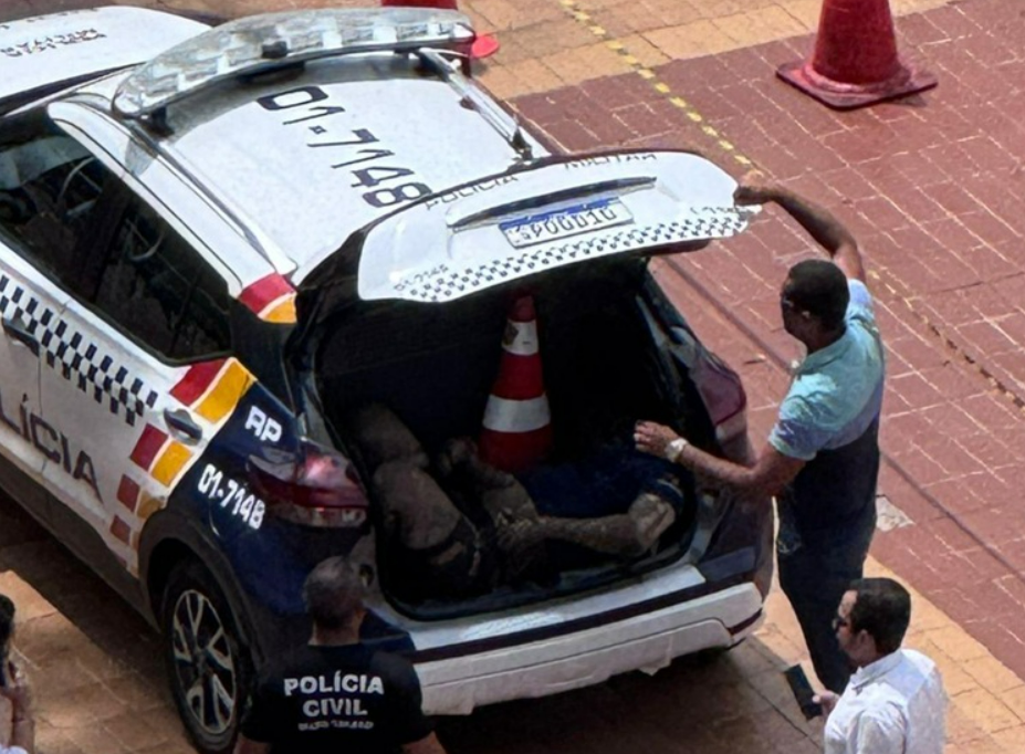 Corpo em estado de decomposio  encontrado em viatura da PM em frente  Prefeitura de Cuiab