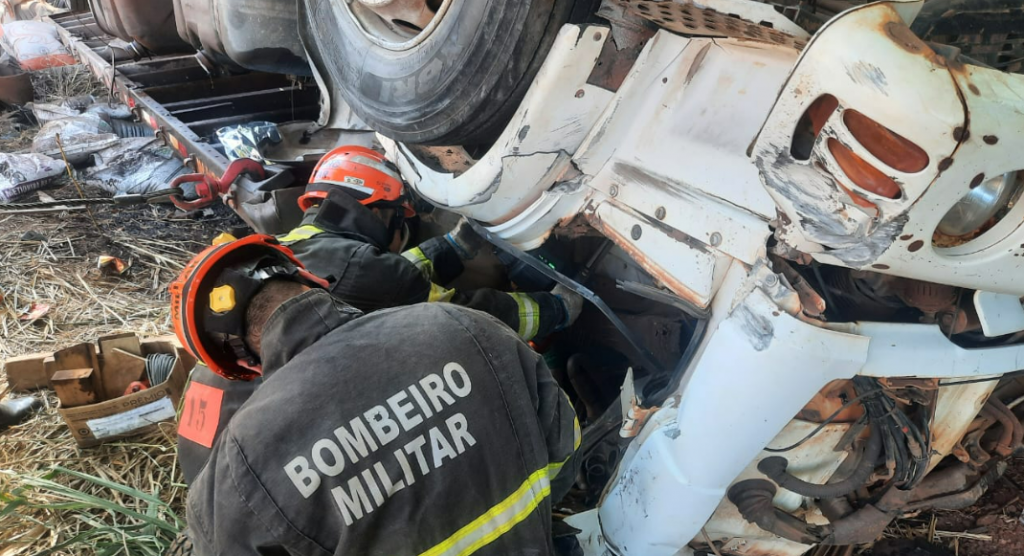 Bombeiros resgatam v�tima presa �s ferragens ap�s acidente na MT-320 em Col�der