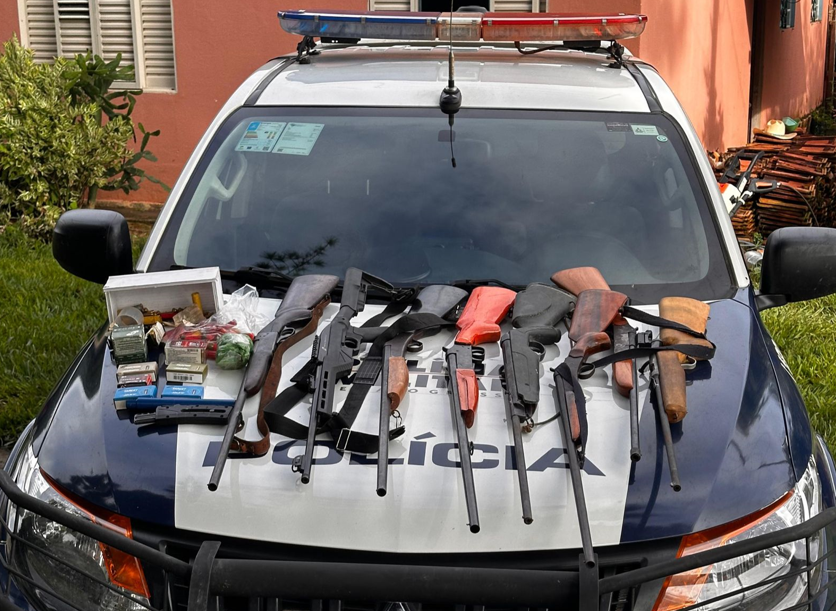 Homem � preso com oito armas e 700 muni��es ap�s amea�ar esposa em Vera