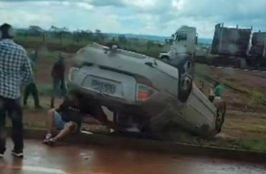 Capotamento na BR-364 deixa dois feridos em Juscimeira