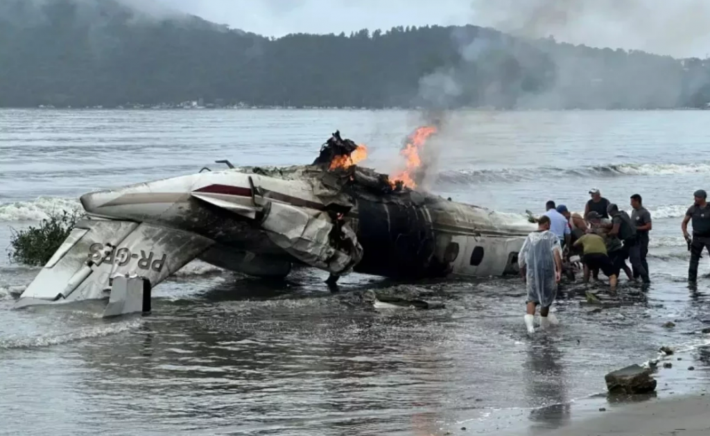 Queda de avi�o em Ubatuba deixa um morto e sete feridos