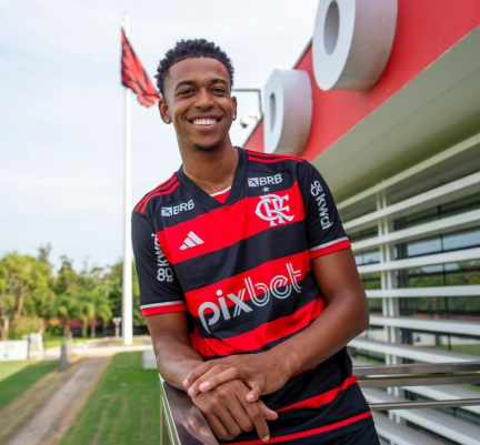 Flamengo ter� Carlinhos dispon�vel para estreia no Campeonato Carioca ap�s redu��o de pena