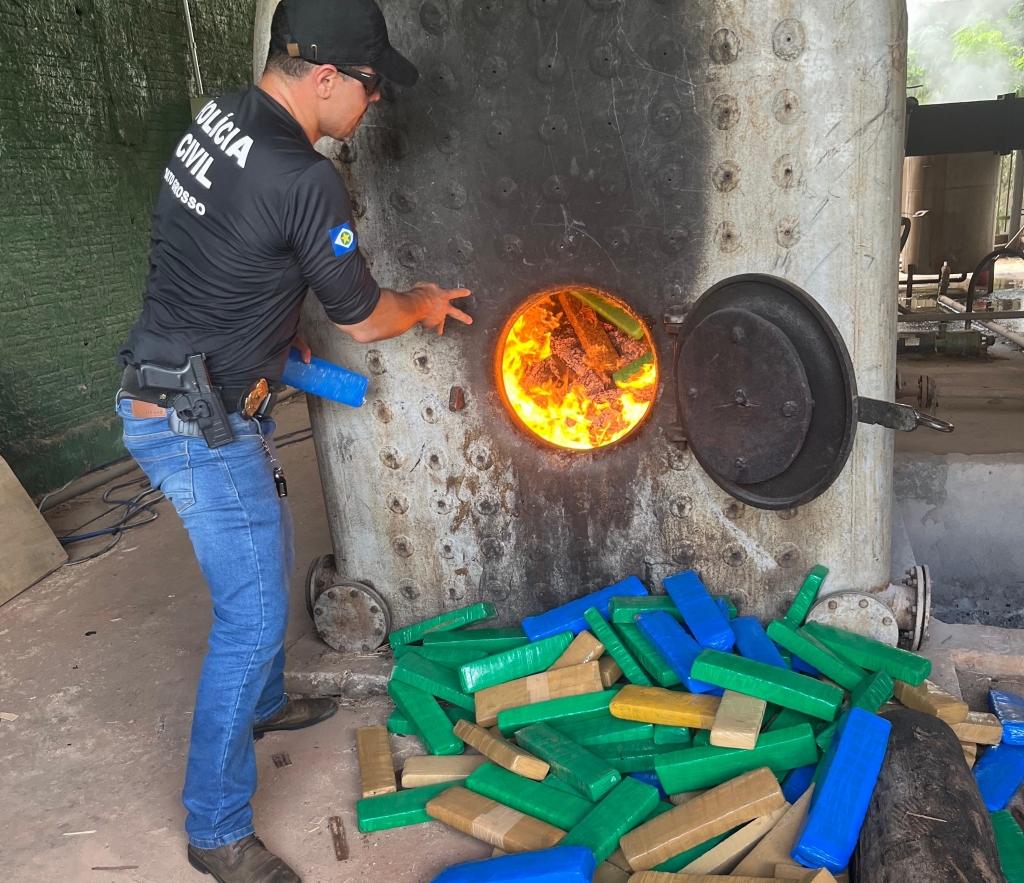 Pol�cia Civil incinera cerca de uma tonelada de maconha apreendida em Itiquira