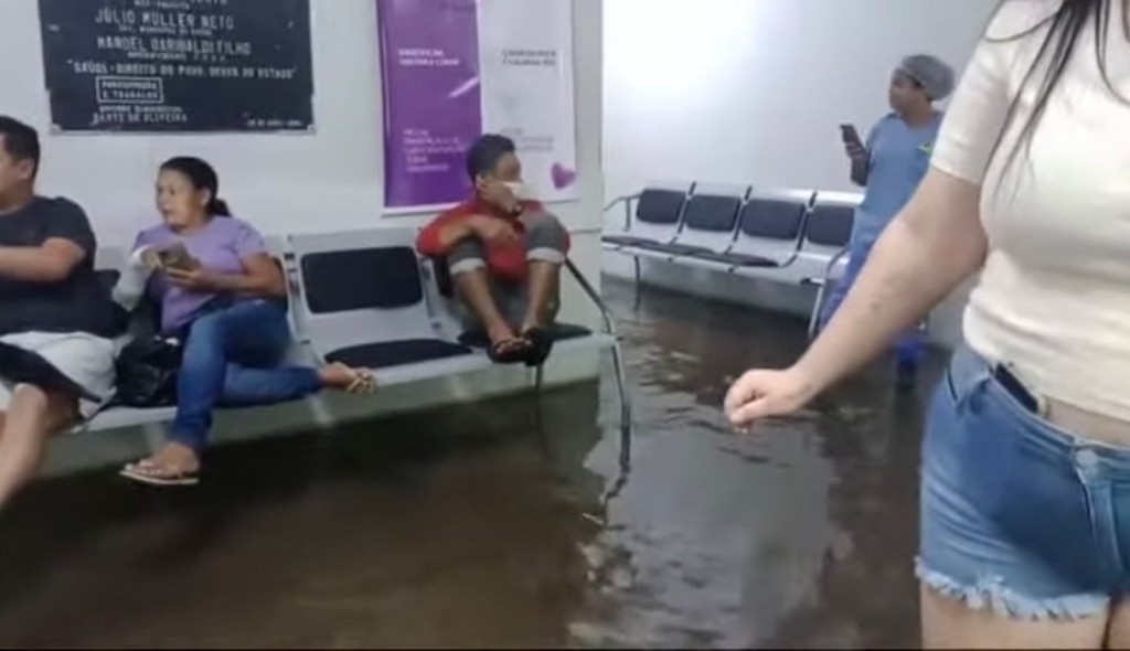 �gua invade salas e corredores do antigo Pronto-Socorro em Cuiab�