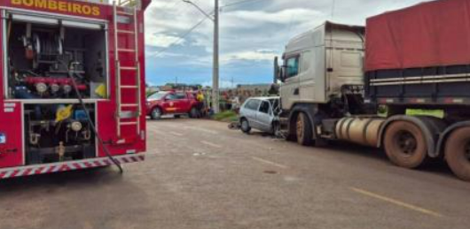 Homem morre ap�s colis�o frontal com caminh�o estacionado em Sinop