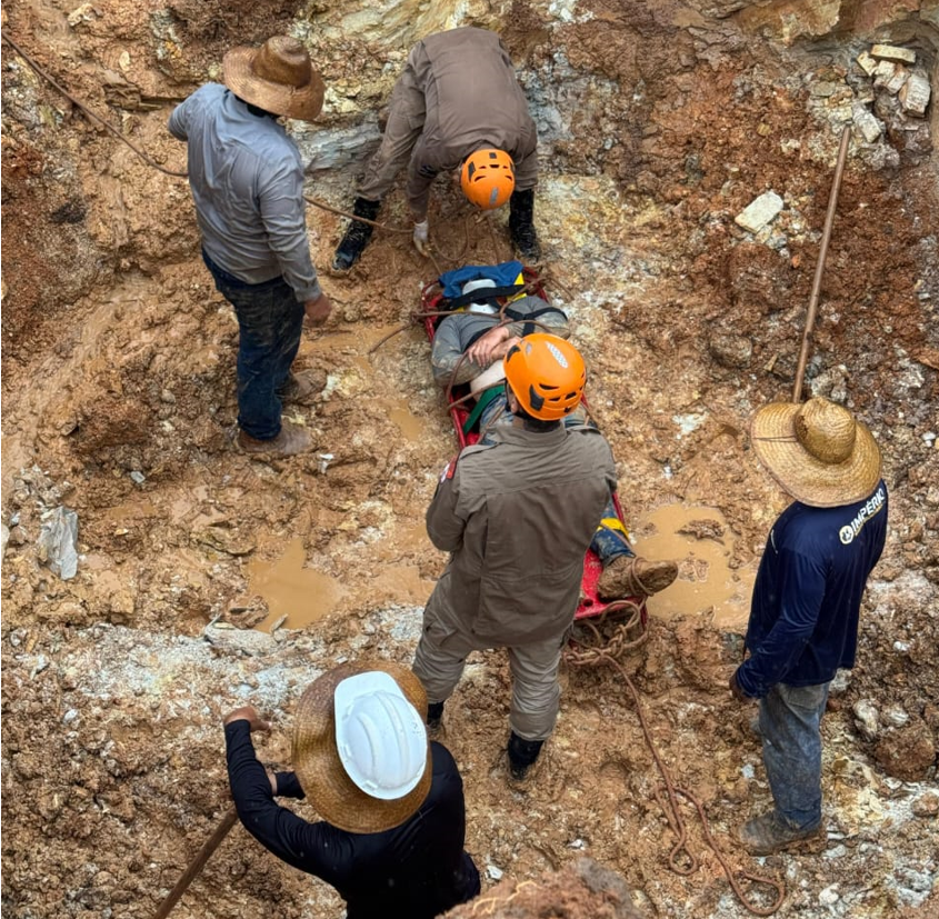 Bombeiros resgatam homem ap�s queda em vala de quatro metros em Pontes e Lacerda