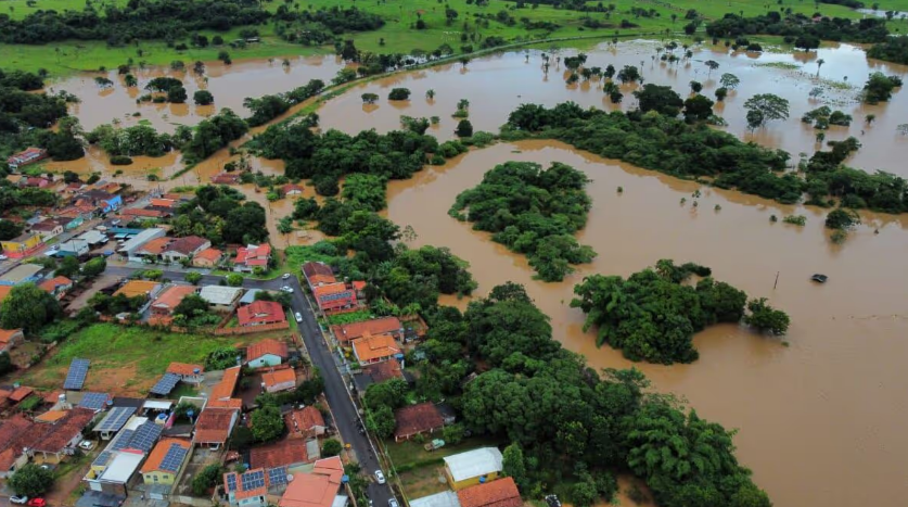 Fortes chuvas provocam alagamentos em Rio Branco e Salto do C�u, MT