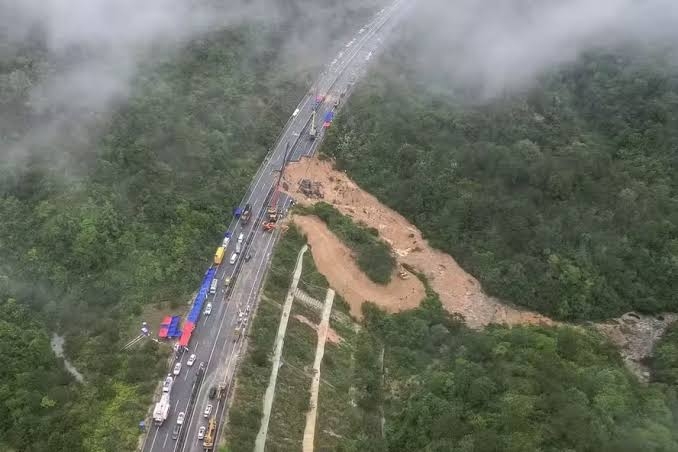 DESABAMENTO DE RODOVIA NO SUL DA CHINA DEIXA 48 MORTOS, ​​DIZ MDIA ESTATAL