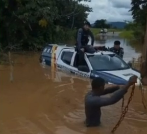 Viatura da PM fica submersa durante resgate de moradores em Rio Branco