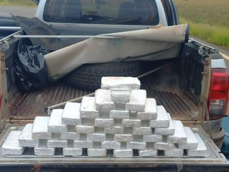 Patrulha Rural da PM apreende 39 quilos de coca�na escondidos em caminhonete em Nova Ubirat�