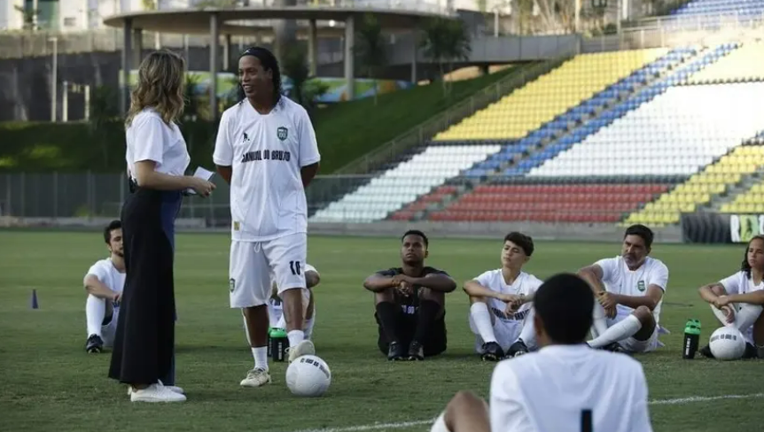 Manual do Bruxo de Ronaldinho Ga�cho ultrapassa 300 mil inscri��es para sele��o de talentos