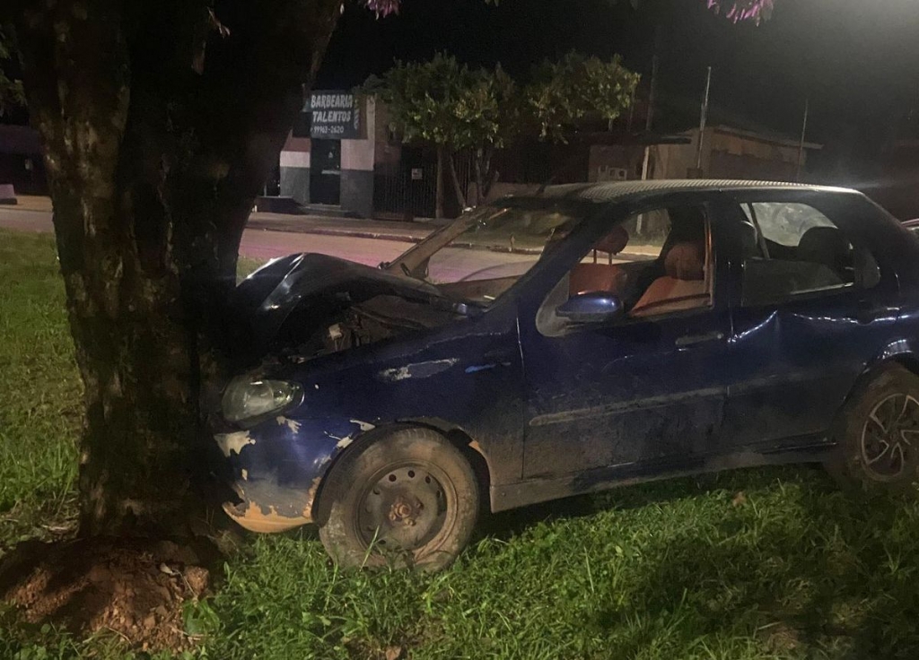 Motorista sem habilita��o perde controle de ve�culo e colide com �rvore em Jaciara
