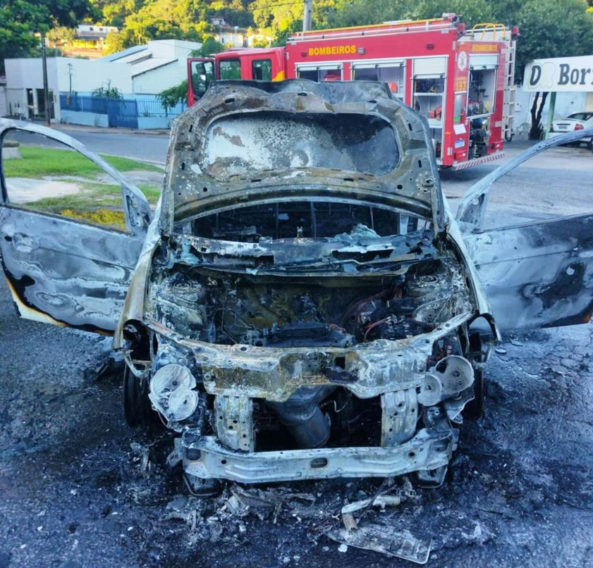 Ve�culo � consumido por inc�ndio em Barra do Gar�as; motorista escapa ileso