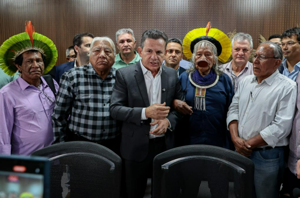 Governador vai a Bras�lia viabilizar asfaltamento da MT-322 ap�s pedido do cacique Raoni