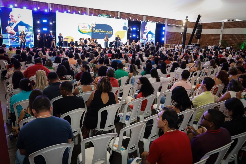 Seduc prepara profissionais da educao para ano letivo; aulas comeam em 3 de fevereiro