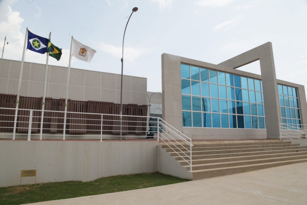 Homem � condenado a pagar R$ 15 mil por ofensa racista contra vigilante de banco em Col�der