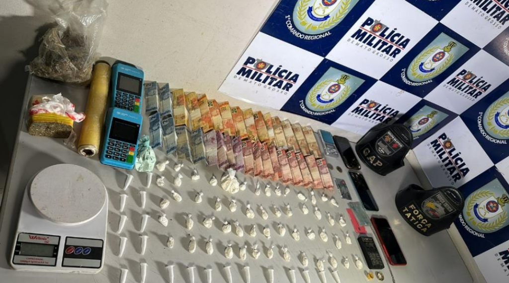 Pol�cia prende dois suspeitos de tr�fico e apreende 80 por��es entre maconha e coca�na
