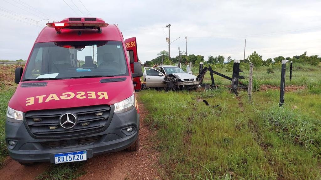 Corpo de Bombeiros Militar retira v�tima presa �s ferragens ap�s acidente em Santo Ant�nio do Leverger