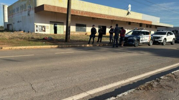 Corpo com cr�nio rachado � encontrado em avenida de Lucas do Rio Verde
