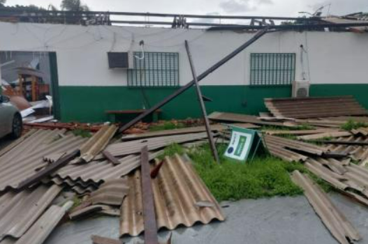 Temporal destr�i telhado de UBS, deixa feridos e causa estragos na regi�o metropolitana de Cuiab� e VG