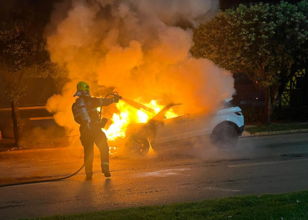 Incndio em veculo  controlado pelo Corpo de Bombeiros em Sorriso