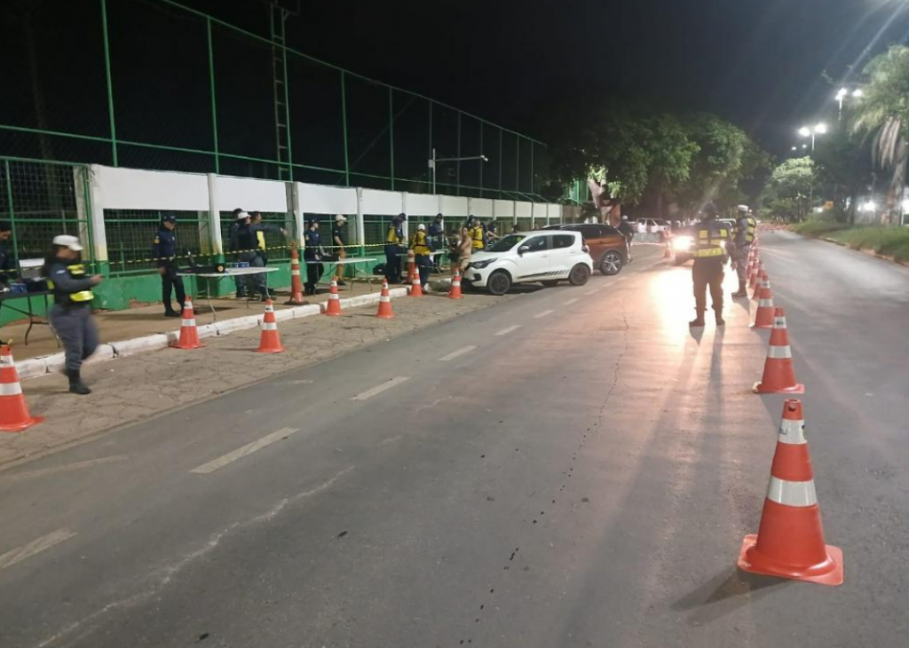 Opera��o Lei Seca prende 13 motoristas embriagados em Cuiab�