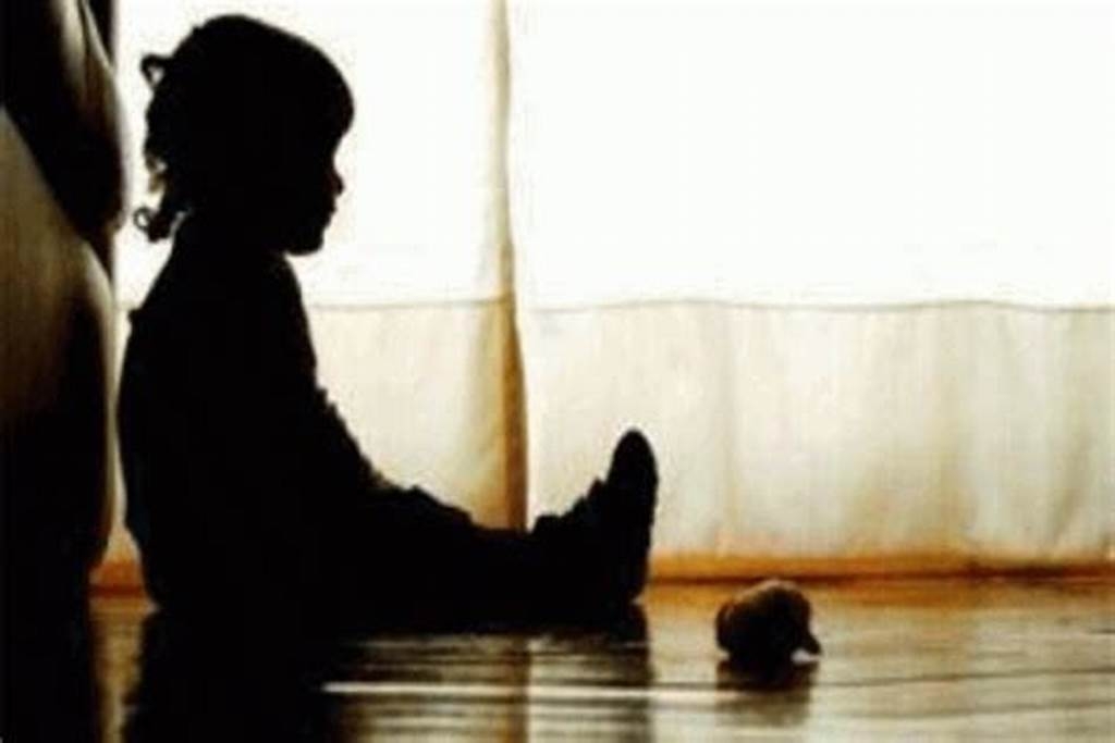 Menina de 5 anos � estuprada por dois homens com ajuda da bab�