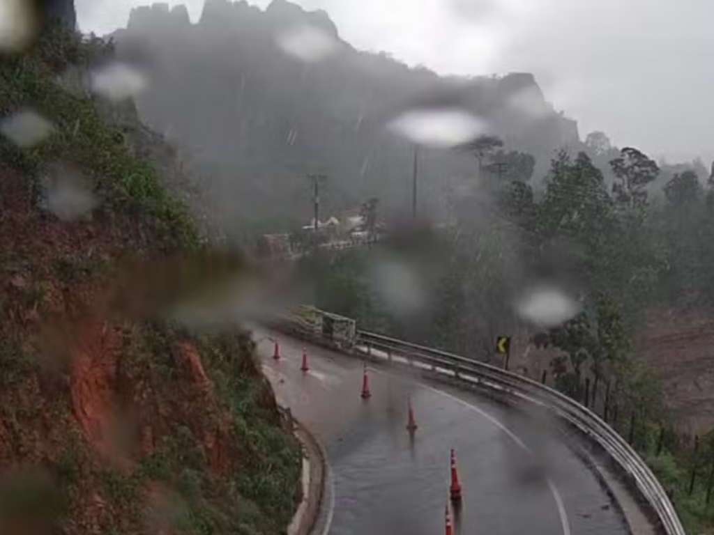 Port�o do Inferno � interditado ap�s chuva forte em Chapada dos Guimar�es (MT)