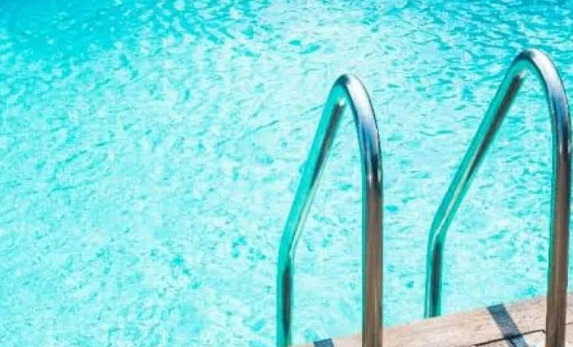 Crian�a de 1 ano � socorrida ap�s se afogar em piscina em Nova Mutum