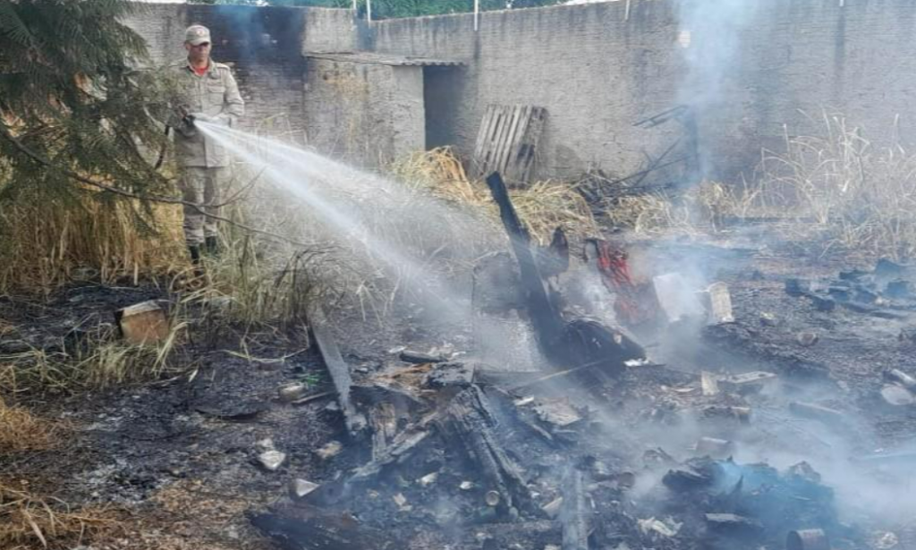 Bombeiros combatem inc�ndio em terreno urbano em Primavera do Leste