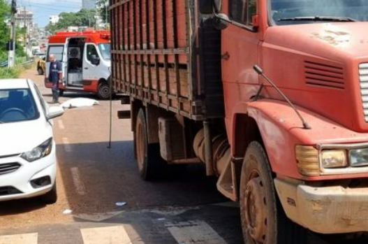 Homem de 33 anos morre ao pular na frente de caminh�o