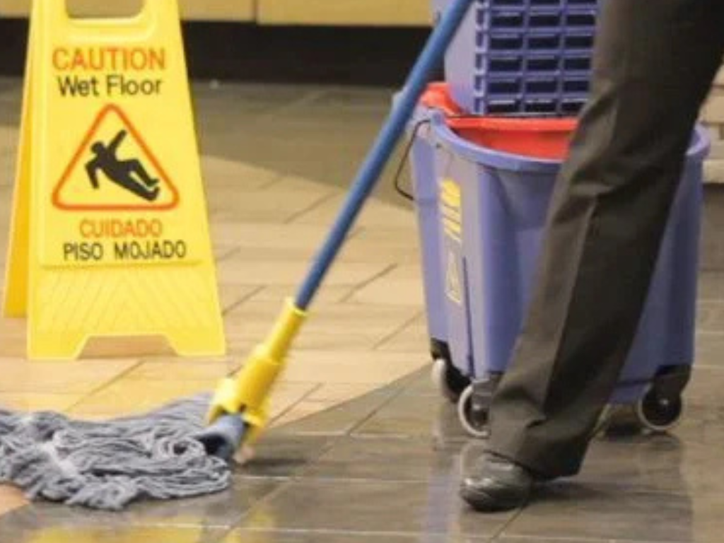 Justi�a determina que restaurante pague indeniza��o � crian�a que escorregou em piso molhado