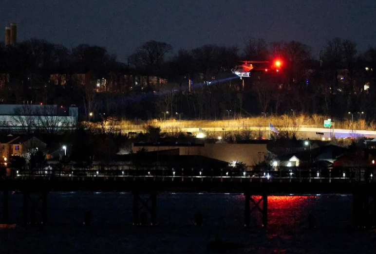 Colis�o entre avi�o e helic�ptero militar deixa dezenas de mortos em Washington