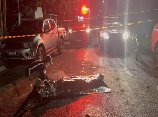 Homem � encontrado morto com perfura��es no t�rax em rua de Sorriso