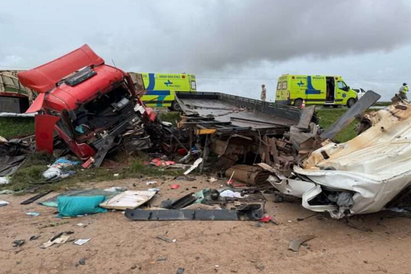 Acidente entre carretas na BR-163 deixa tr�s pessoas feridas em Sorriso