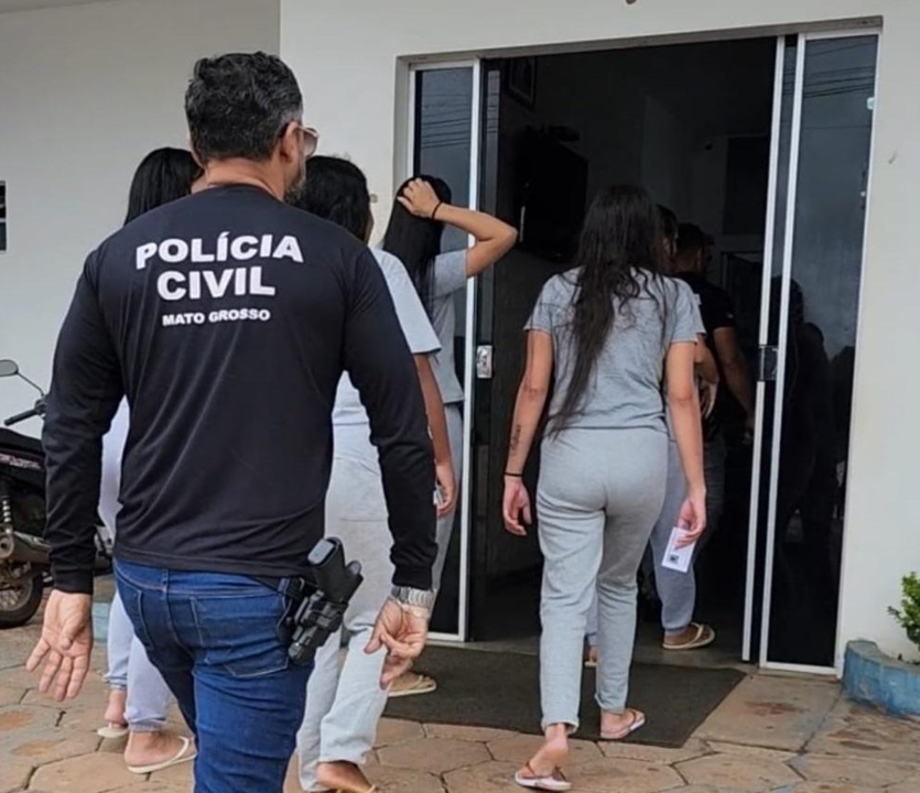 Pol�cia Civil prende quatro mulheres tentando entrar com drogas em pres�dio de Aren�polis