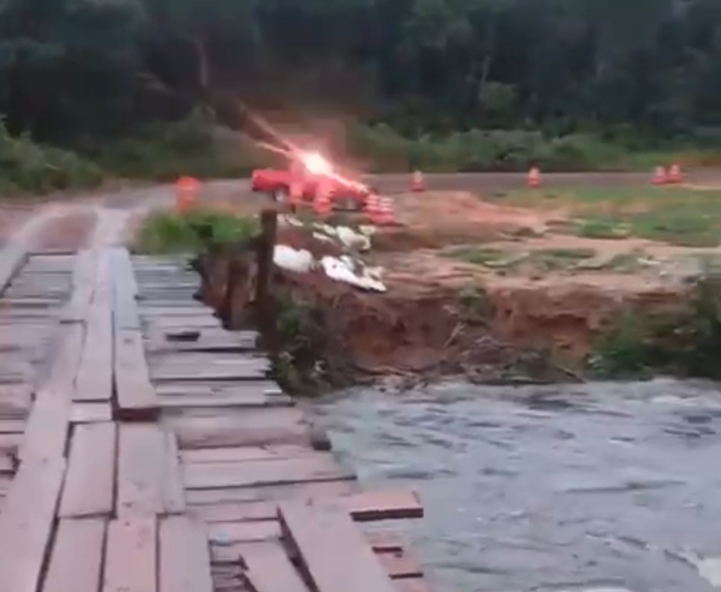 Mulher desaparece ap�s cair de ponte no Rio Prata; bombeiros fazem buscas