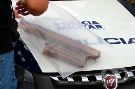 Jovem de 25 anos � preso ap�s tentar matar o irm�o com golpes de madeira