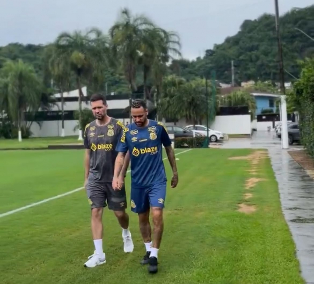 Neymar chega de helic�ptero no primeiro treino pelo Santos
