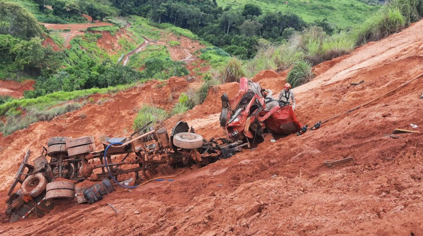 Bombeiros resgatam corpo de v�tima de acidente com caminh�o na Serra de Deciol�ndia